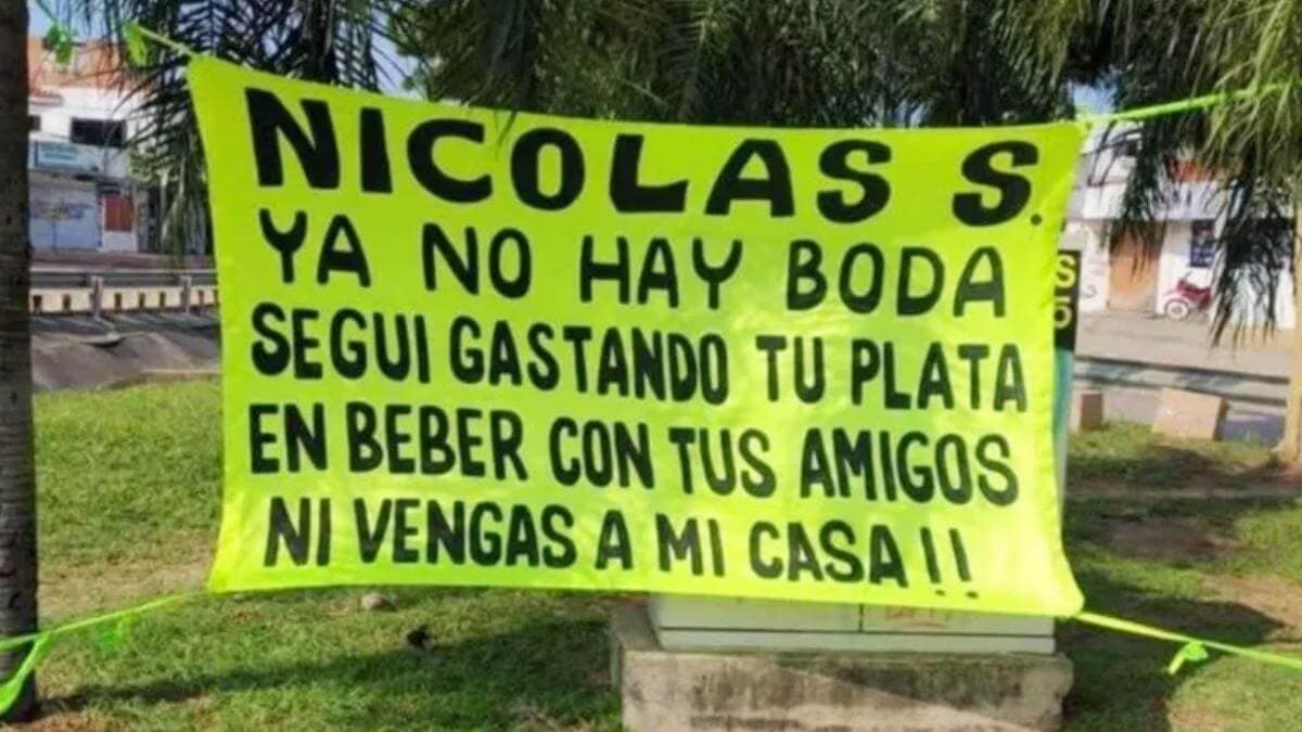 Novia termina a su novio con pancarta